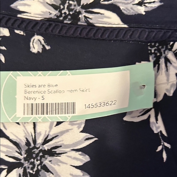 Skies Are Blue Floral Mini Skirt in Navy and White - Picture 3 of 9